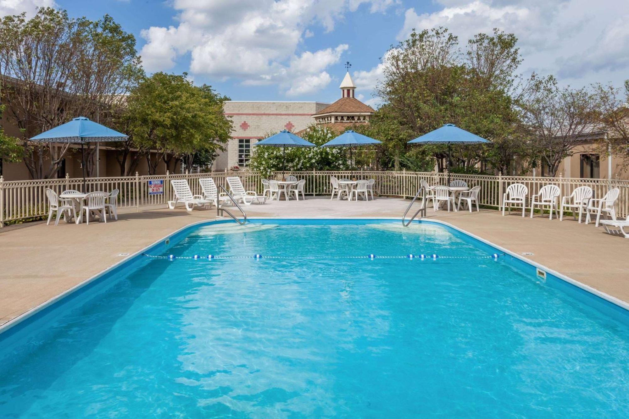 Ramada By Wyndham Hammond Hotel & Conference Center Esterno foto