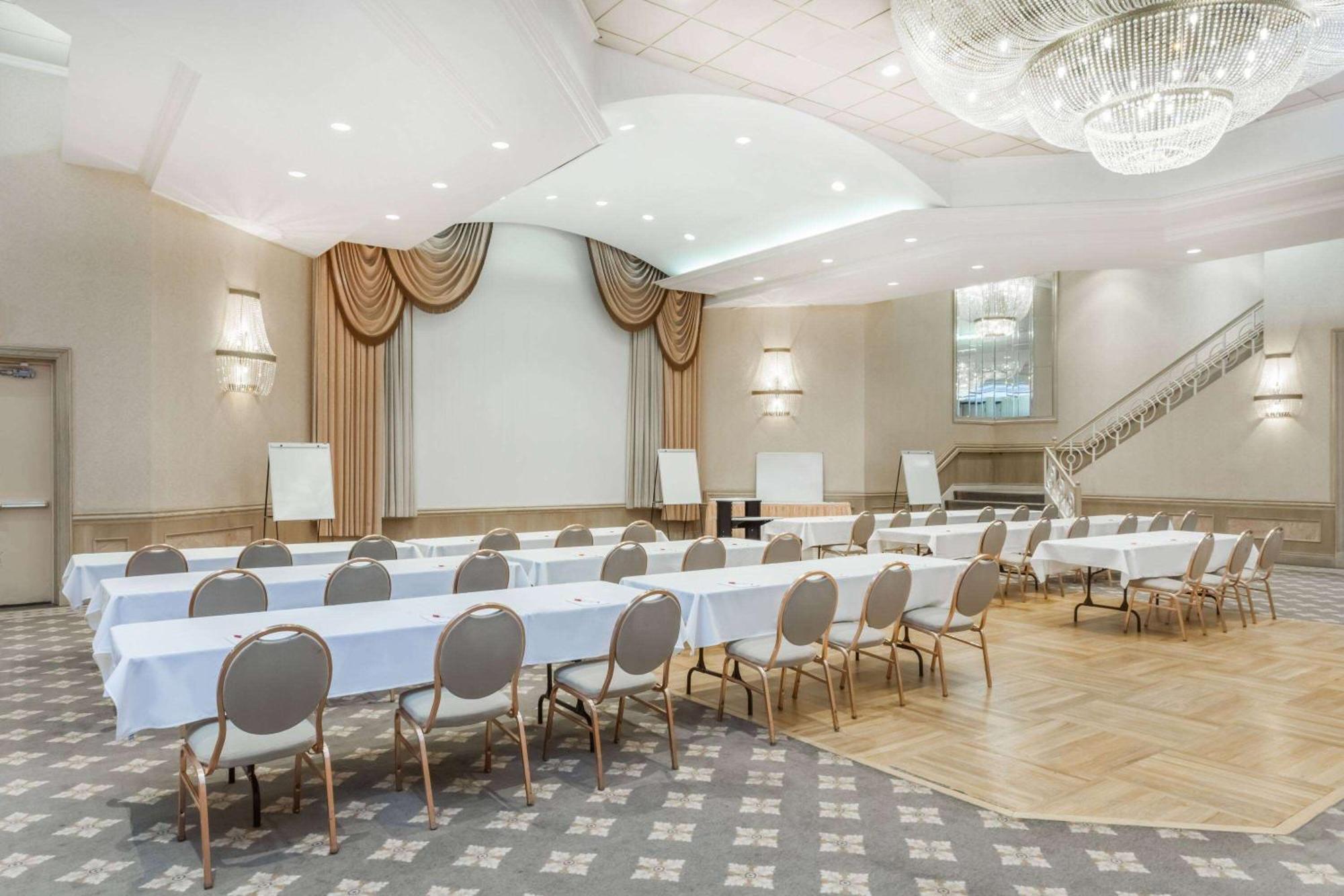Ramada By Wyndham Hammond Hotel & Conference Center Esterno foto