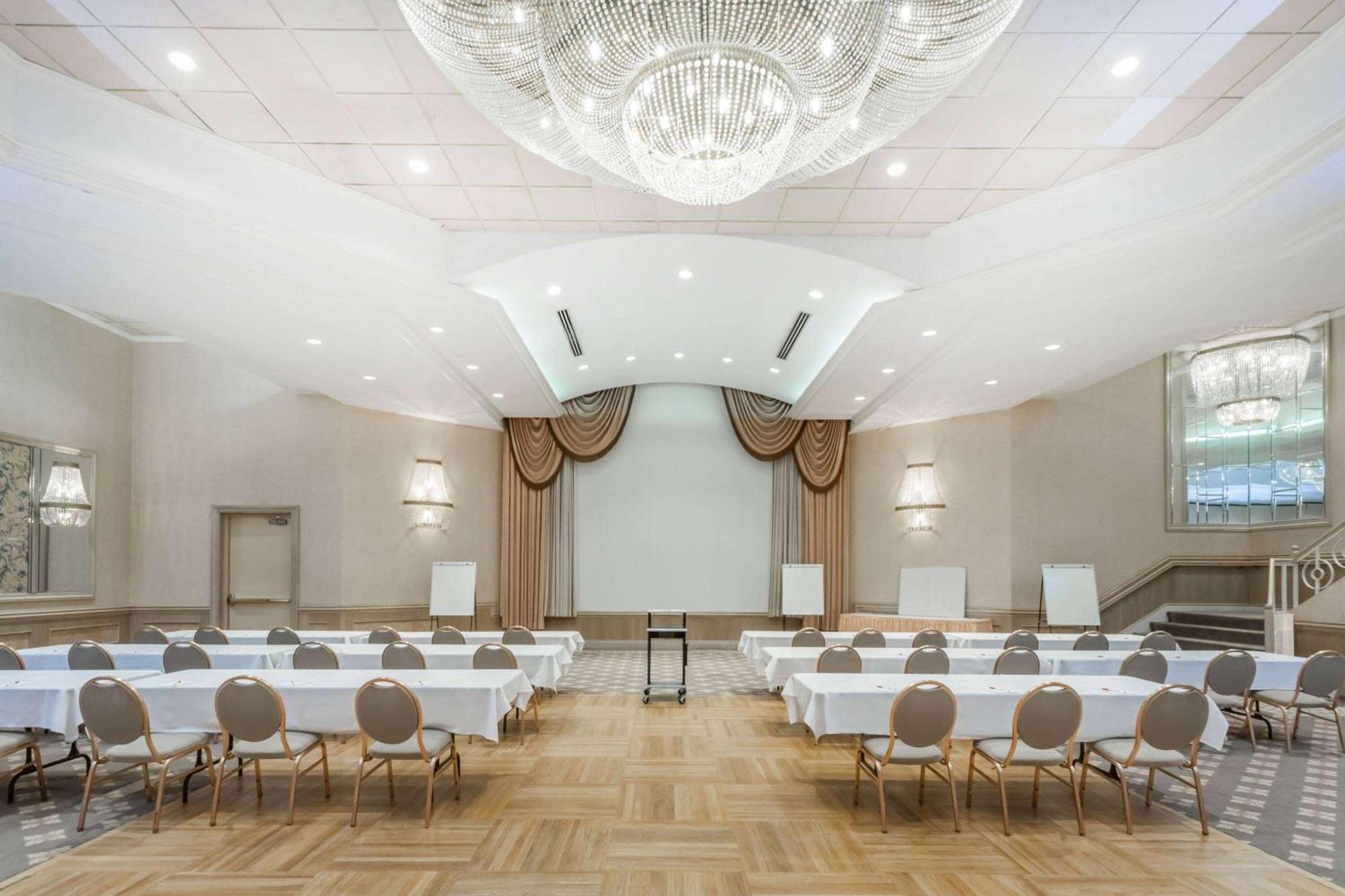 Ramada By Wyndham Hammond Hotel & Conference Center Esterno foto