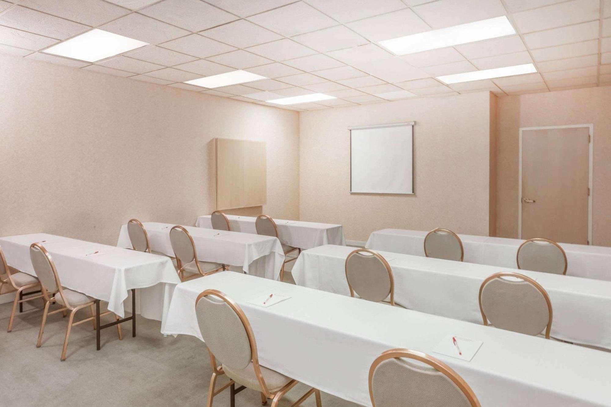 Ramada By Wyndham Hammond Hotel & Conference Center Esterno foto